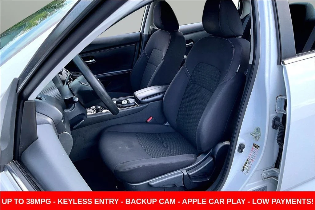 Used 2022 White Nissan S image 23