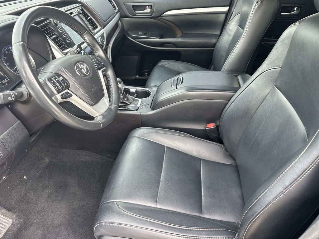 Used 2018 Black Toyota XLE image 10