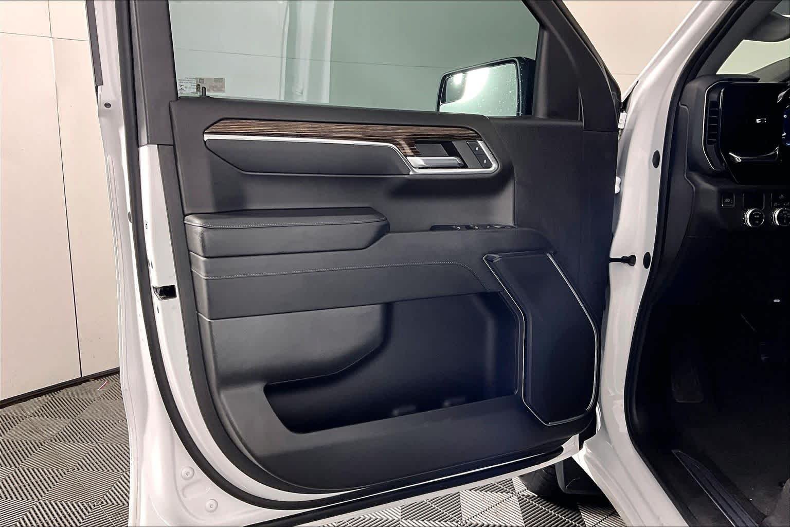 Used 2023 Summit White GMC Elevation image 22