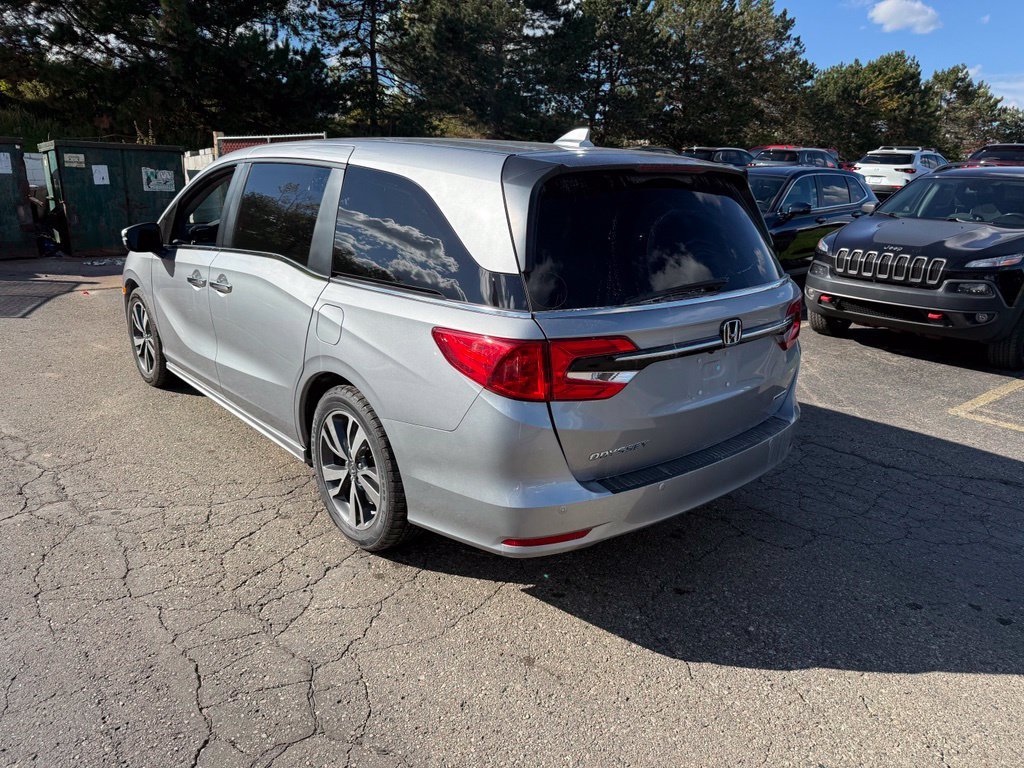 Certified Used 2023 Lunar Silver Metallic Honda Touring image 2