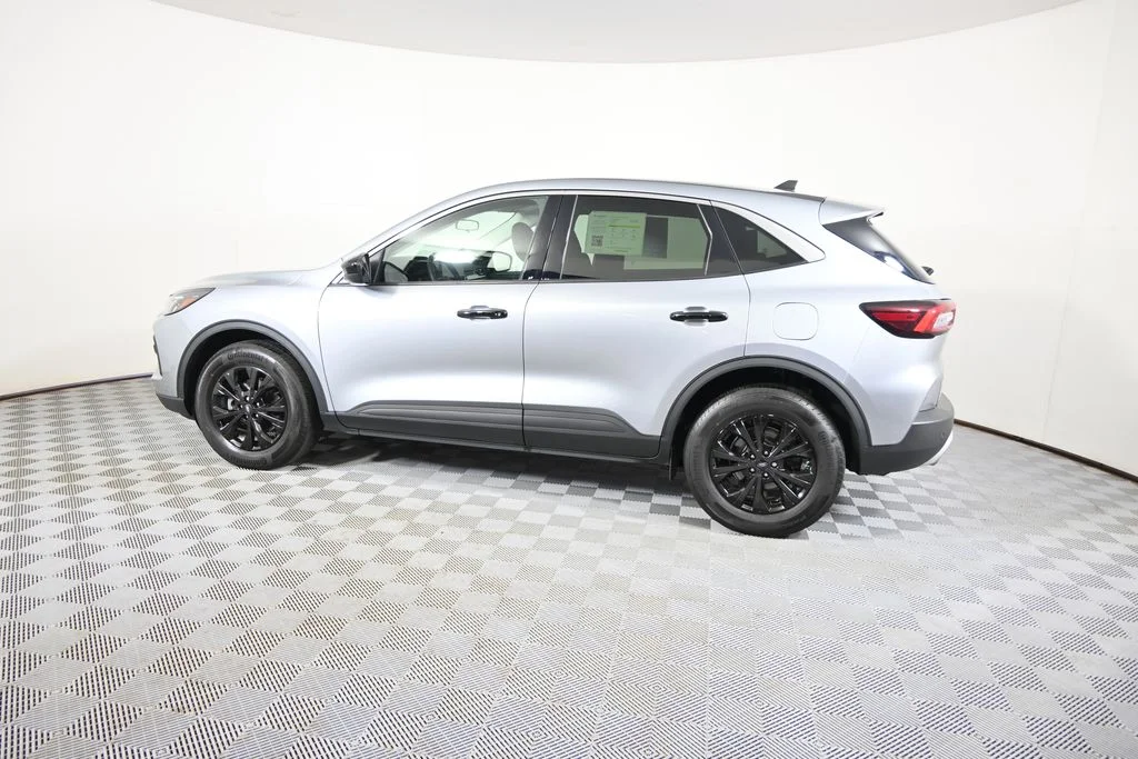 Used 2023  Ford Active image 3