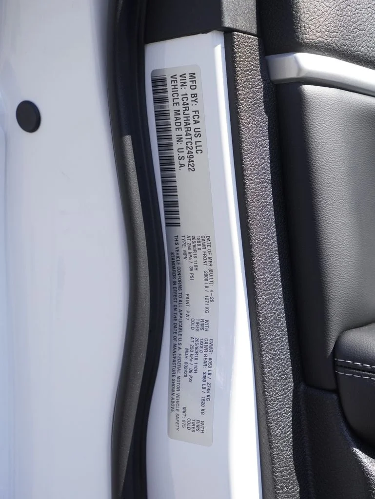 New 2026 Bright White Clear-Coat Exterior Paint Jeep Laredo Altitude image 31