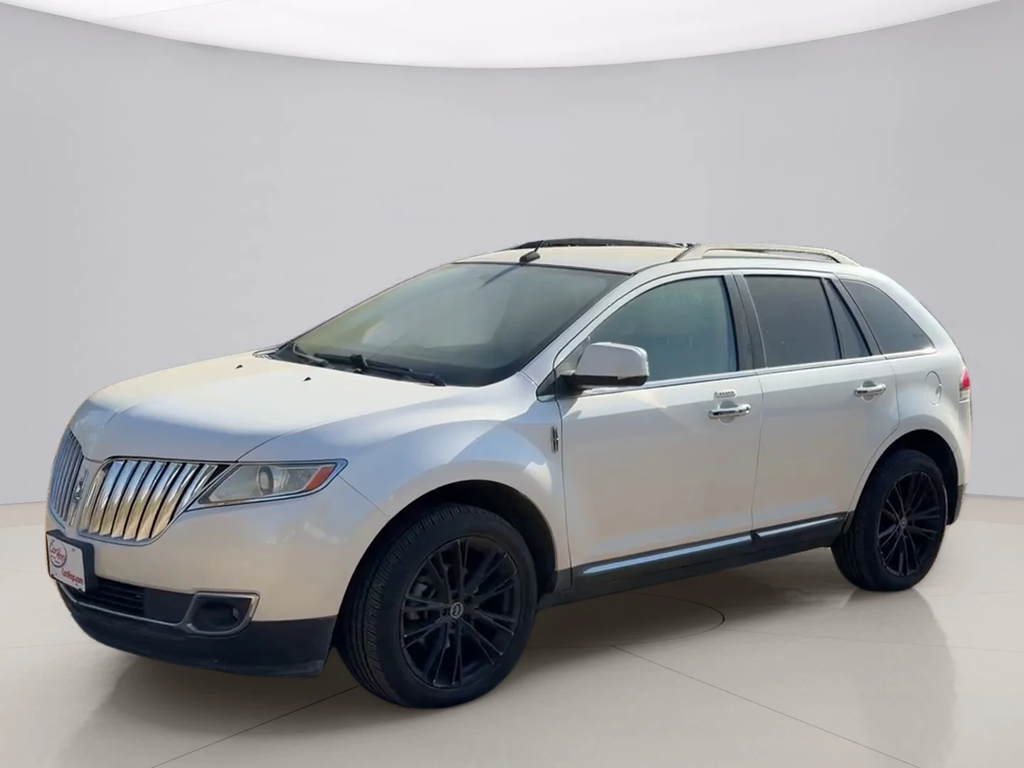 Used 2011 White Lincoln AWD image 1