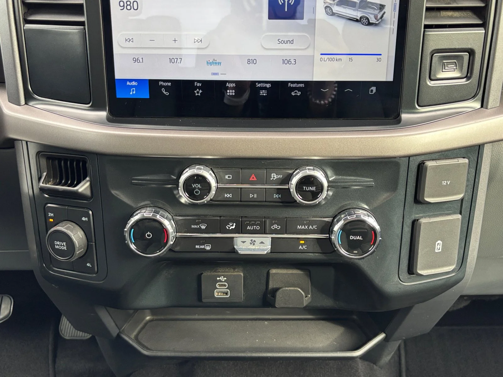 Used 2025 Blue Ford XLT image 15