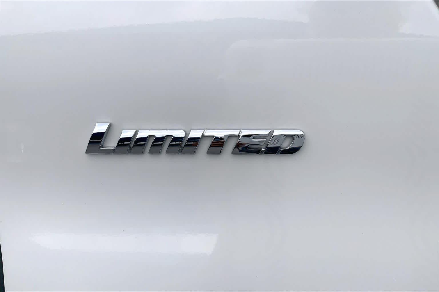 Used 2018 Blizzard Pearl Toyota Limited image 10