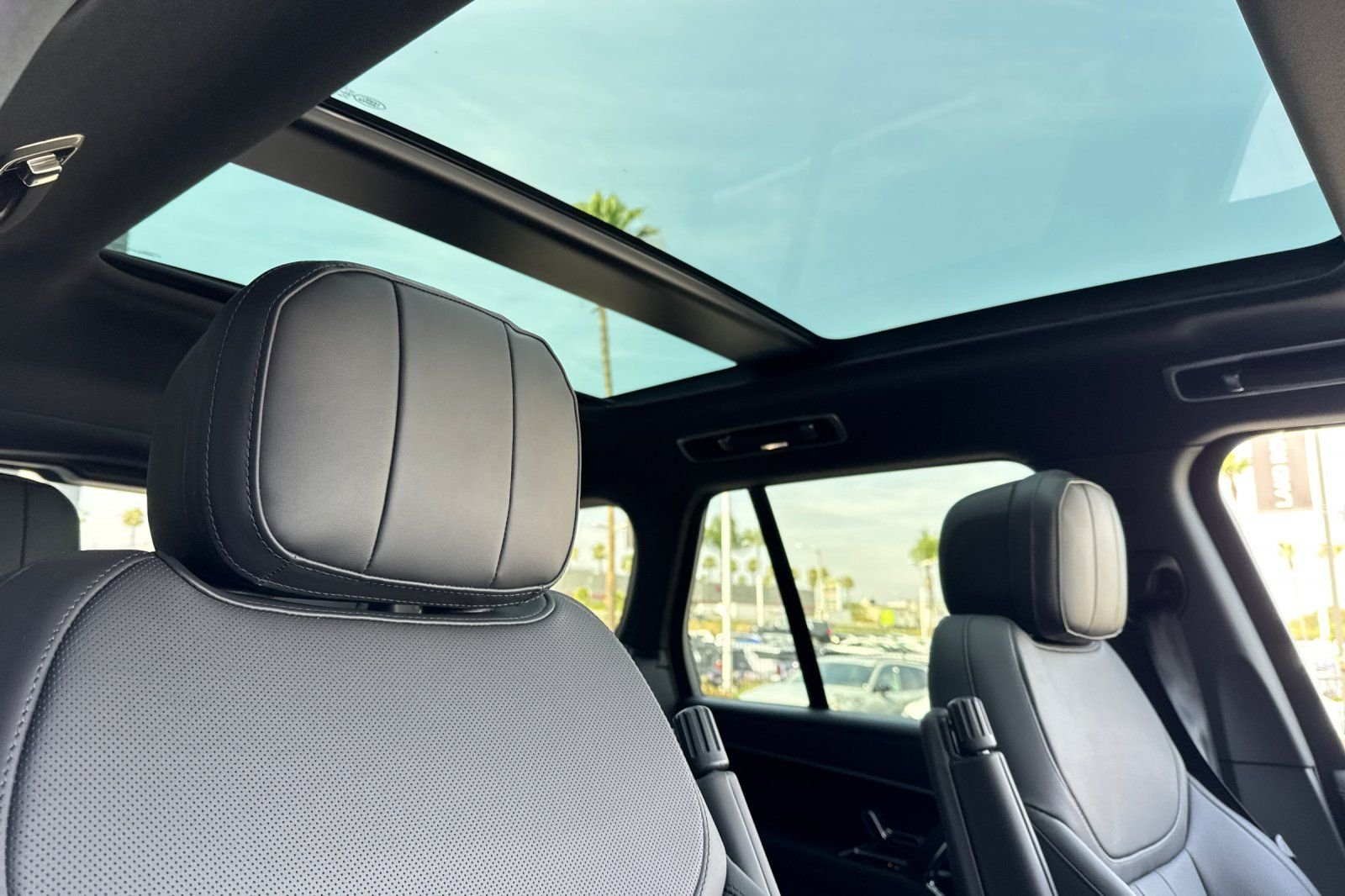 New 2026 Santorini Black Land Rover SE image 18