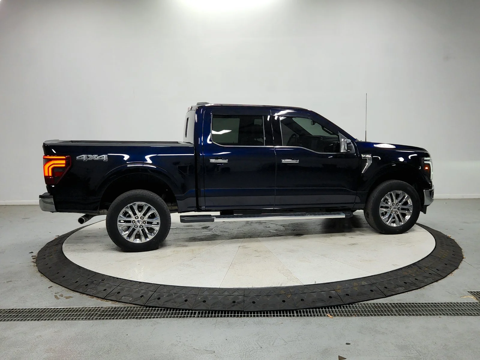 Used 2025 Blue Ford Lariat image 9