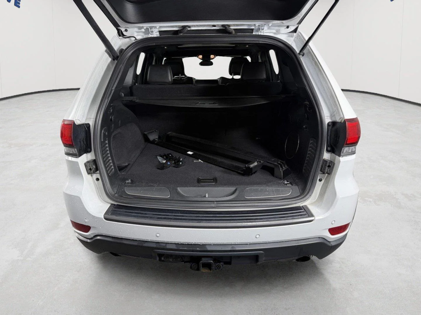 Used 2019 Bright White Clearcoat Jeep Trailhawk image 11