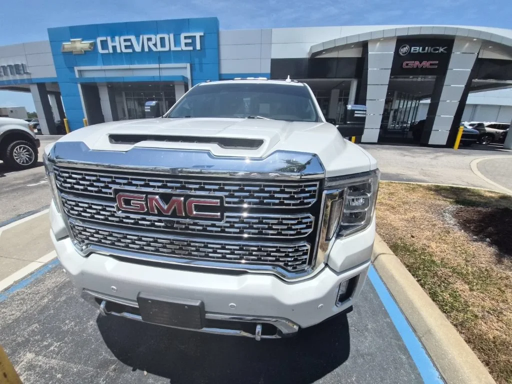 Used 2022 White Frost Tricoat GMC Denali image 2