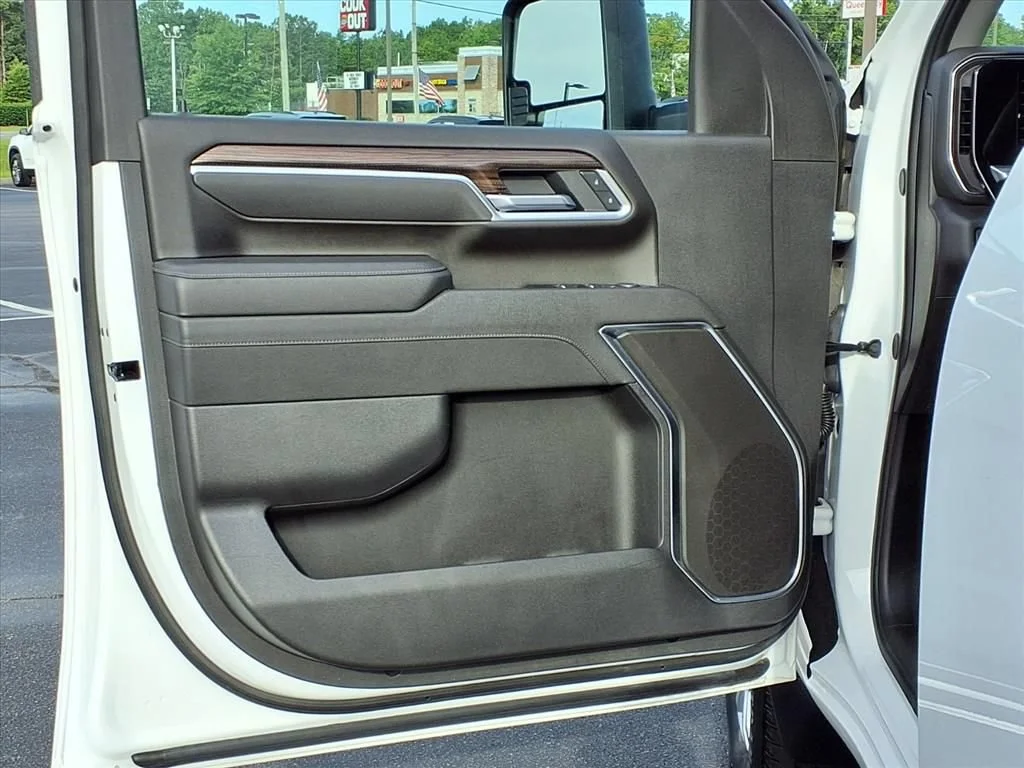 Used 2025 Summit White Chevrolet LT image 5