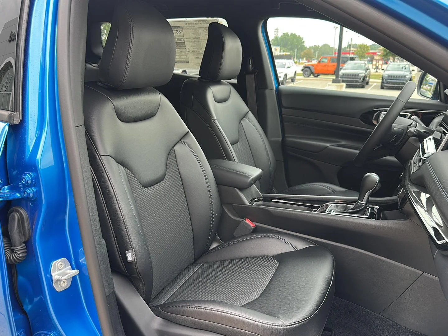 New 2026 Hydro Blue Pearlcoat Jeep Latitude Altitude image 29