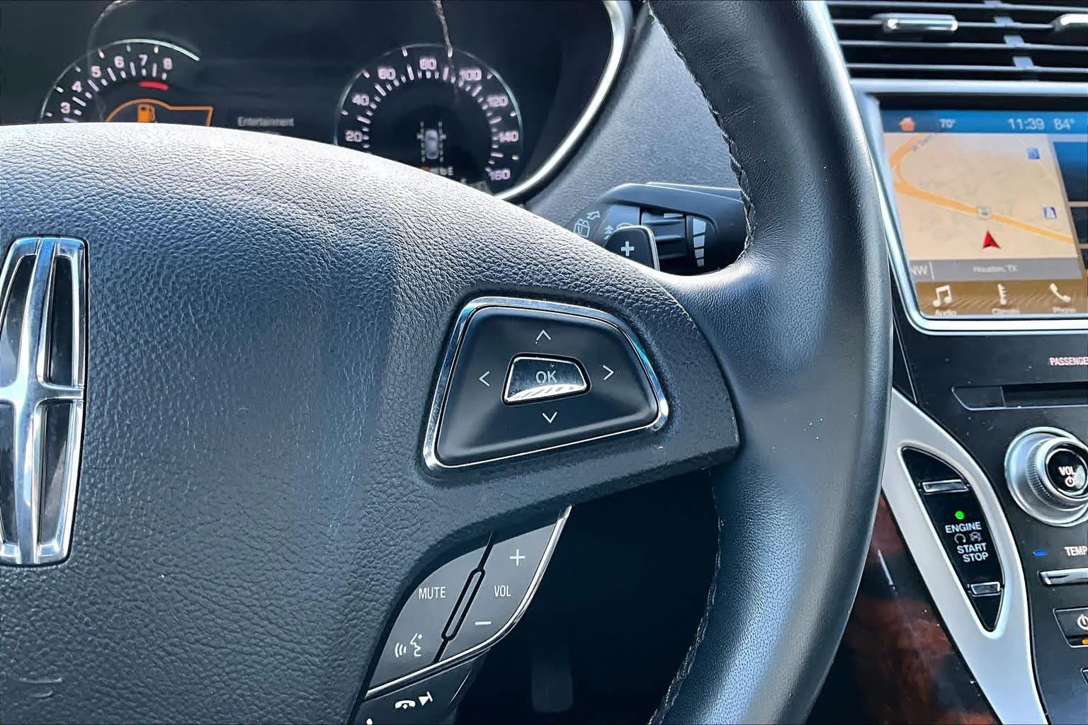 Used 2018 White Platinum Metallic Tri-Coat Lincoln Reserve image 24