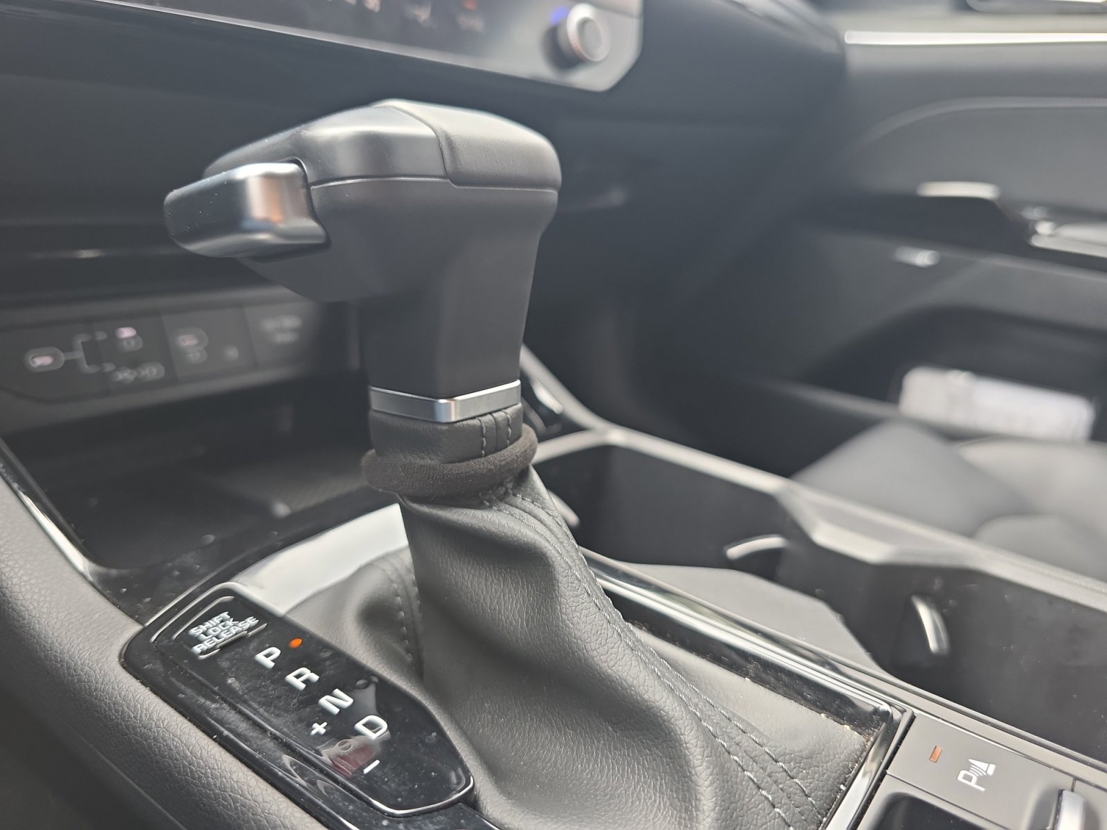 Certified Used 2025 Snow White Pearl Kia EX image 20