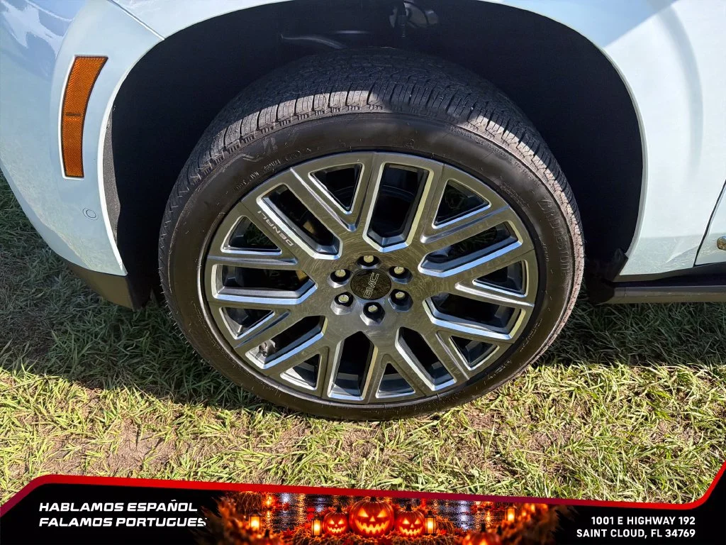 Used 2026 Glacier White Tricoat GMC Denali Ultimate image 10