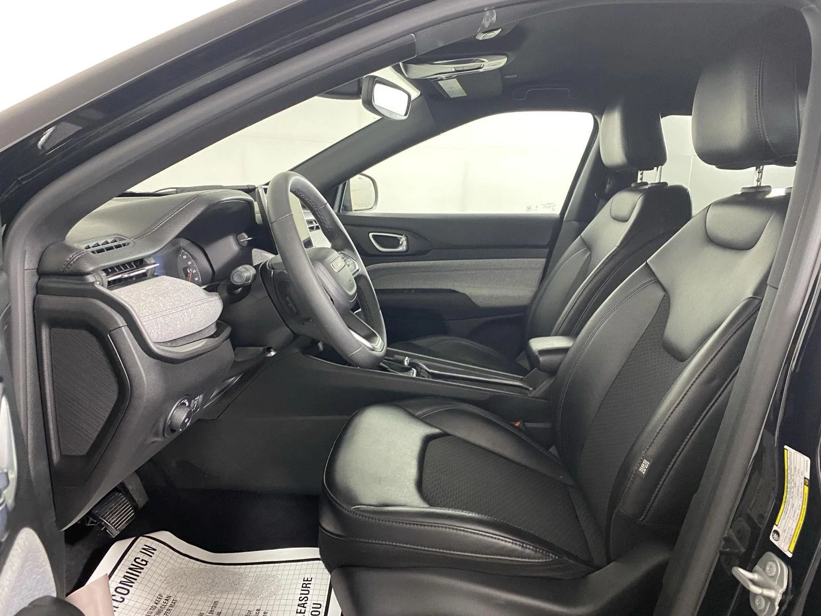 Used 2023 Diamond Black Crystal Pearlcoat Jeep Latitude image 7
