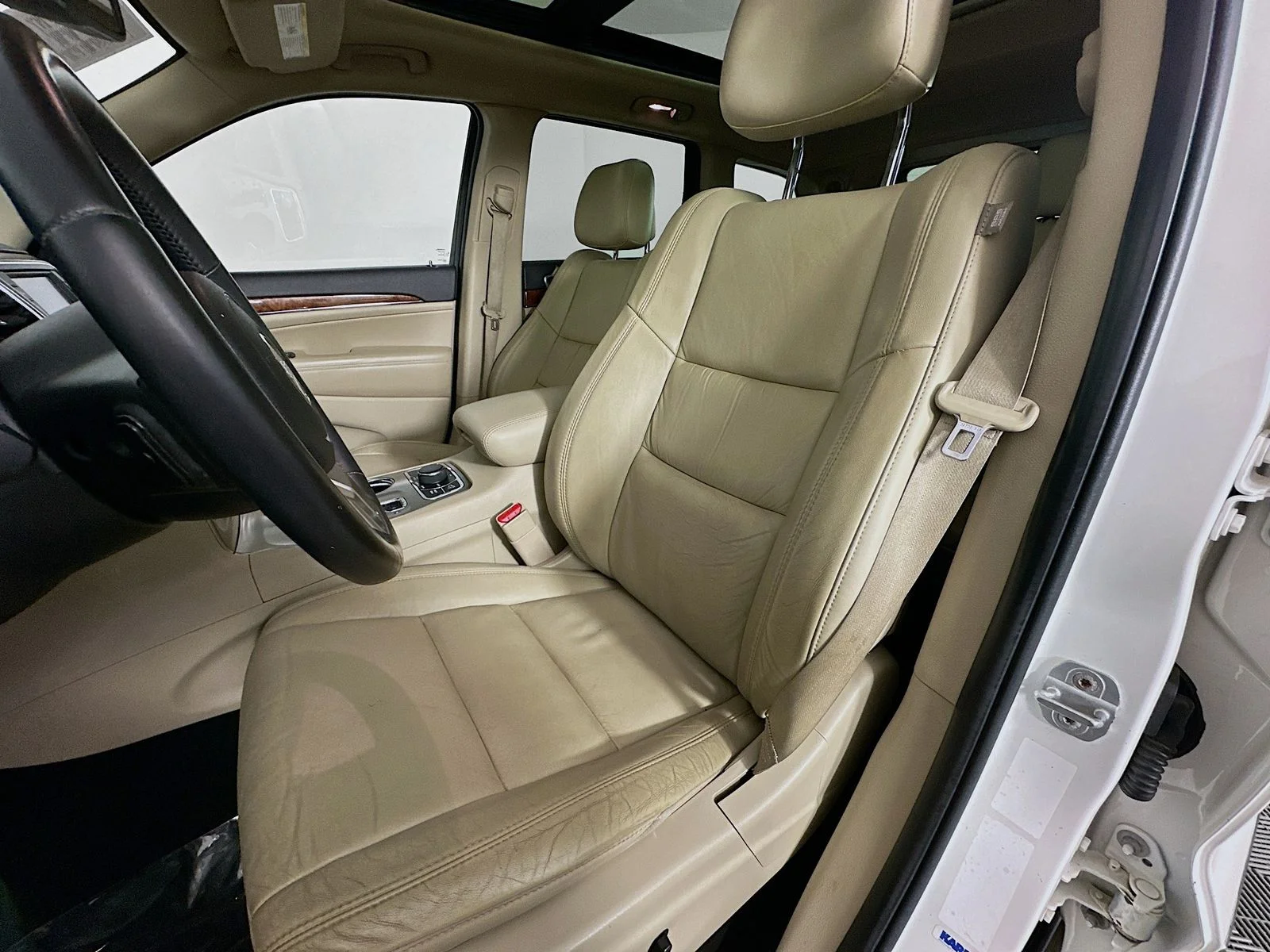 Used 2011 Stone White Clearcoat Jeep Limited image 20