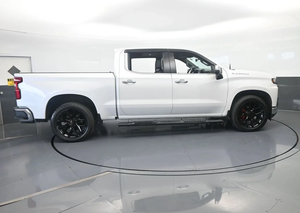 Used 2022 Iridescent Pearl Tricoat Chevrolet LTZ image 6
