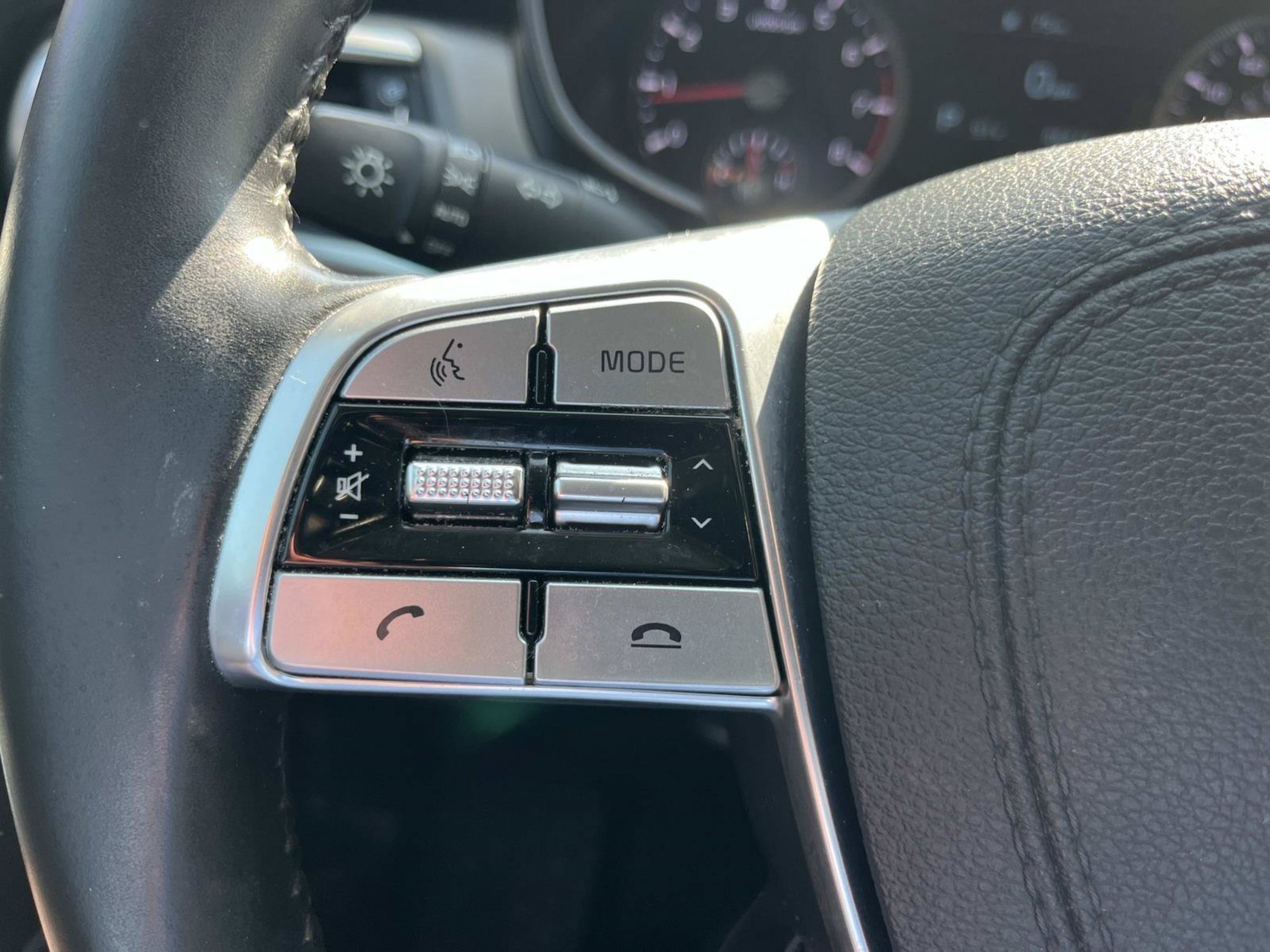 Used 2022 Glacial White Pearl Kia LX image 24