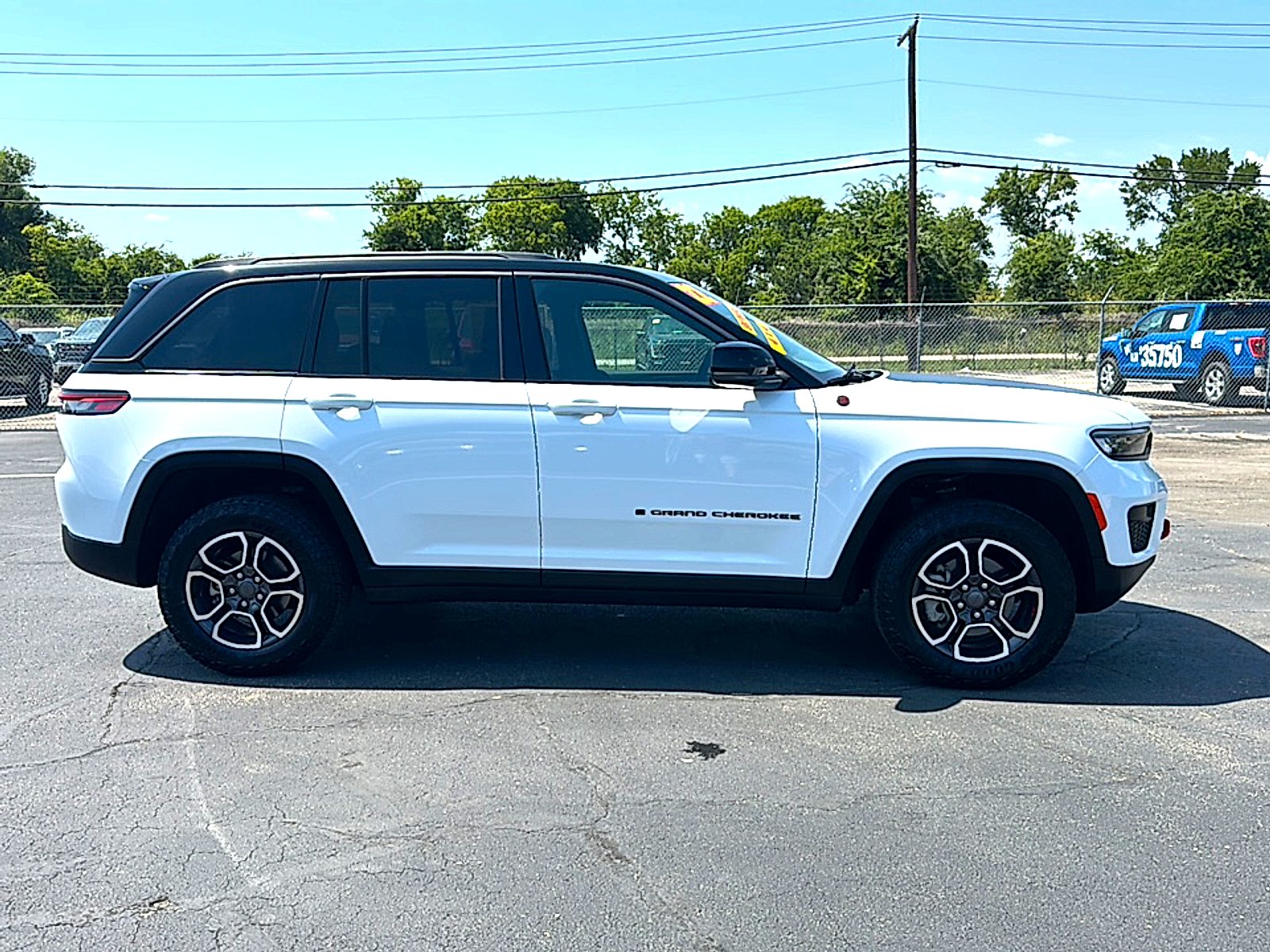 Used 2022 Bright White Clearcoat Jeep Trailhawk 4x4 image 9