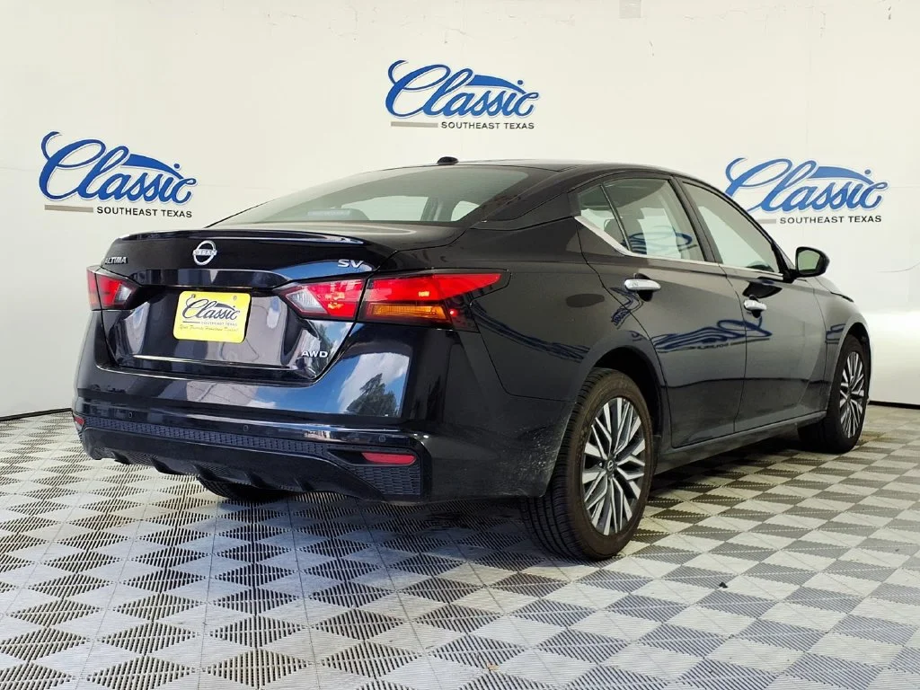 Used 2024 Super Black Nissan 2.5 SV image 6