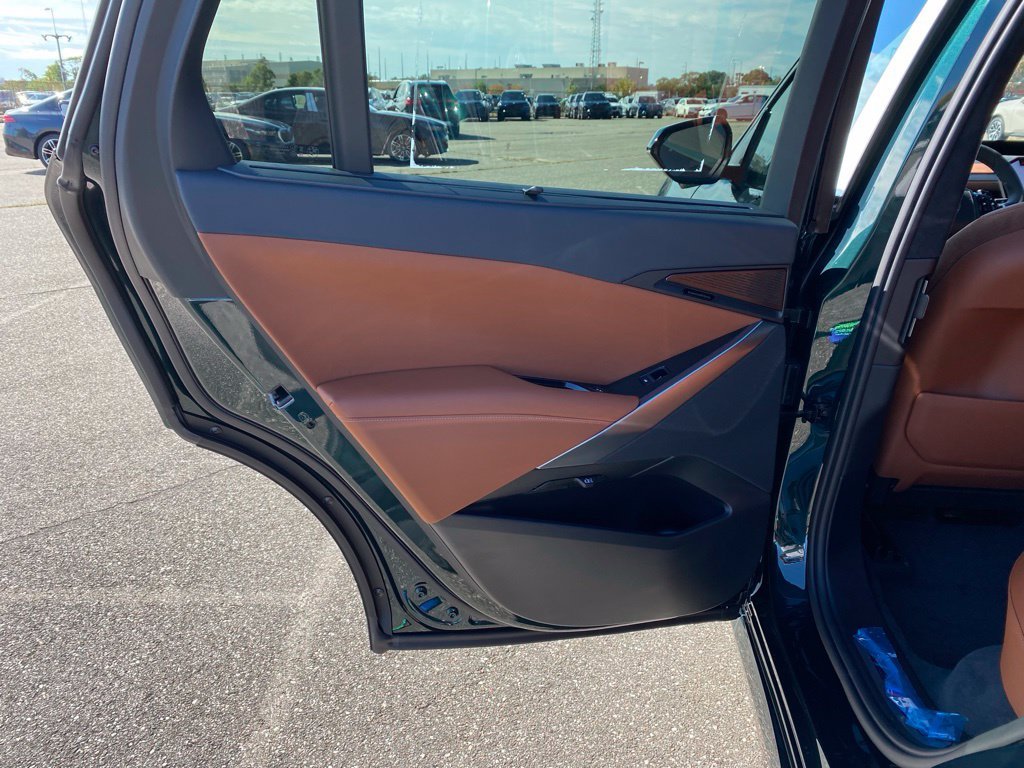 New 2027 Vancouver Green Metallic BMW 40 xDrive image 8