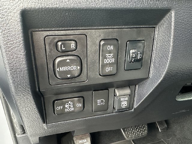 Used 2020  Toyota SR5 image 21