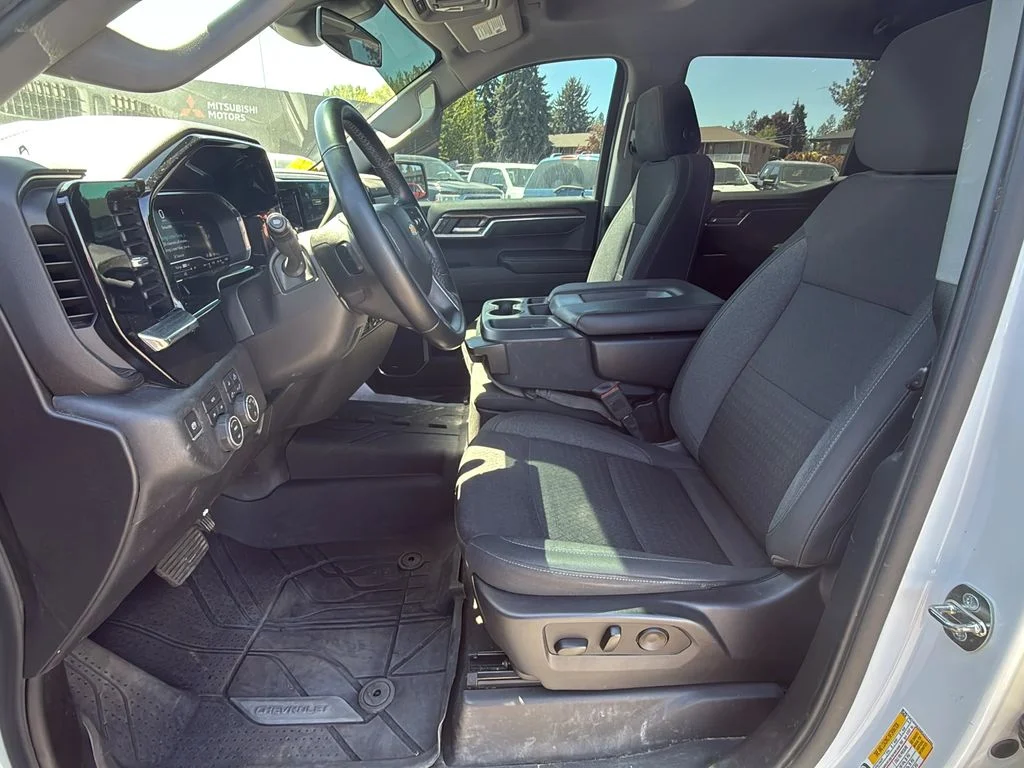 Used 2024 Summit White Chevrolet LT image 11