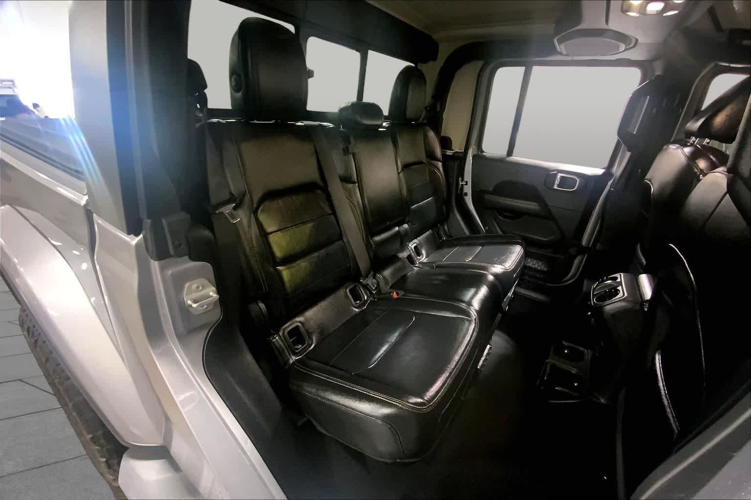 Used 2020 Billet Silver Metallic Clearcoat Jeep Overland image 20
