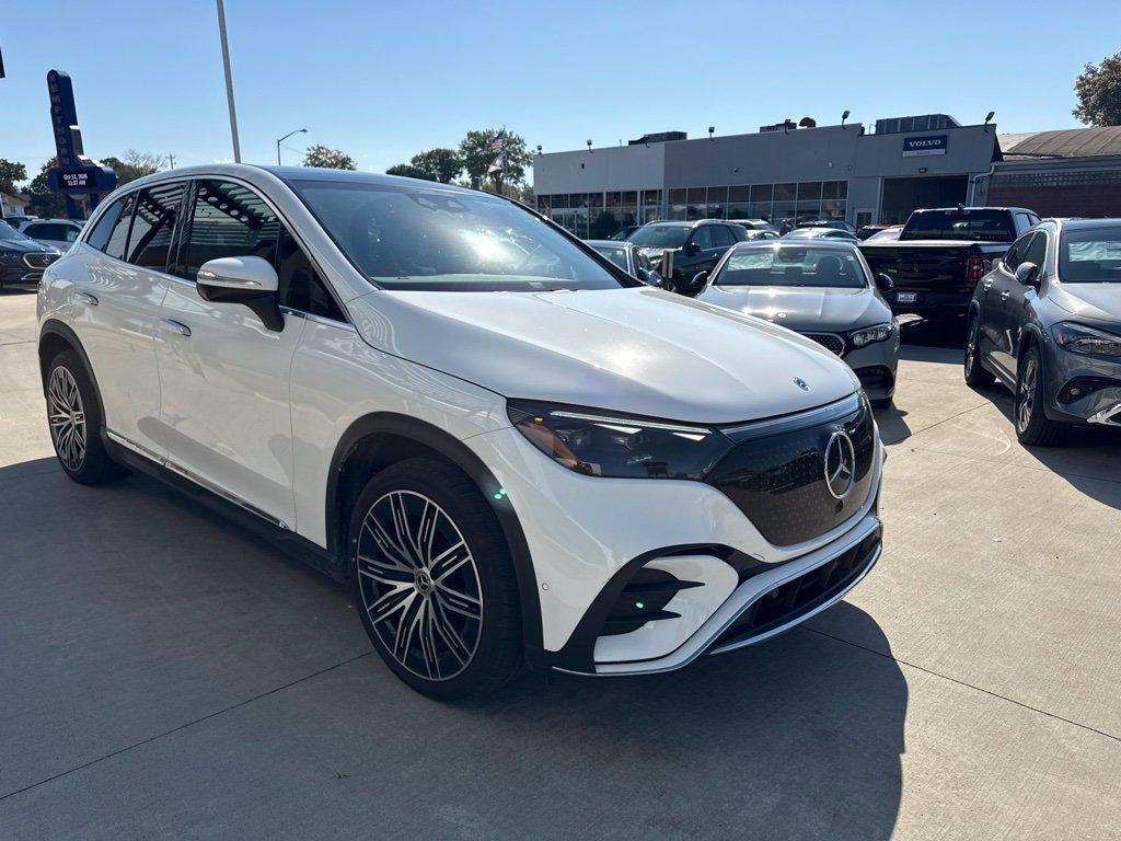 Certified Used 2023 White Mercedes-Benz 500 SUV image 3