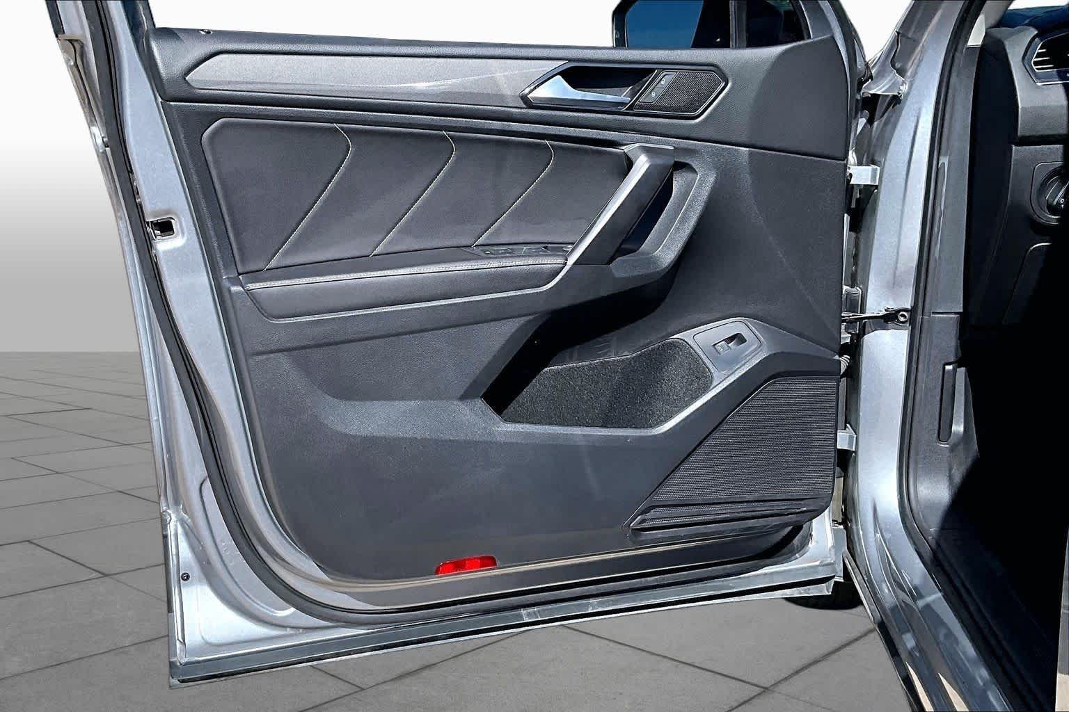 Used 2024 Pyrite Silver Metallic Volkswagen SE image 19