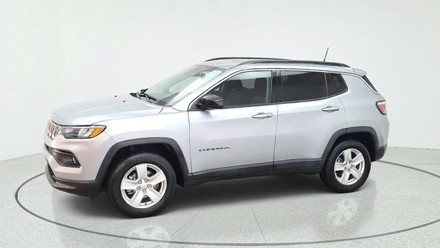 Used 2022 Silver Jeep Latitude image 5