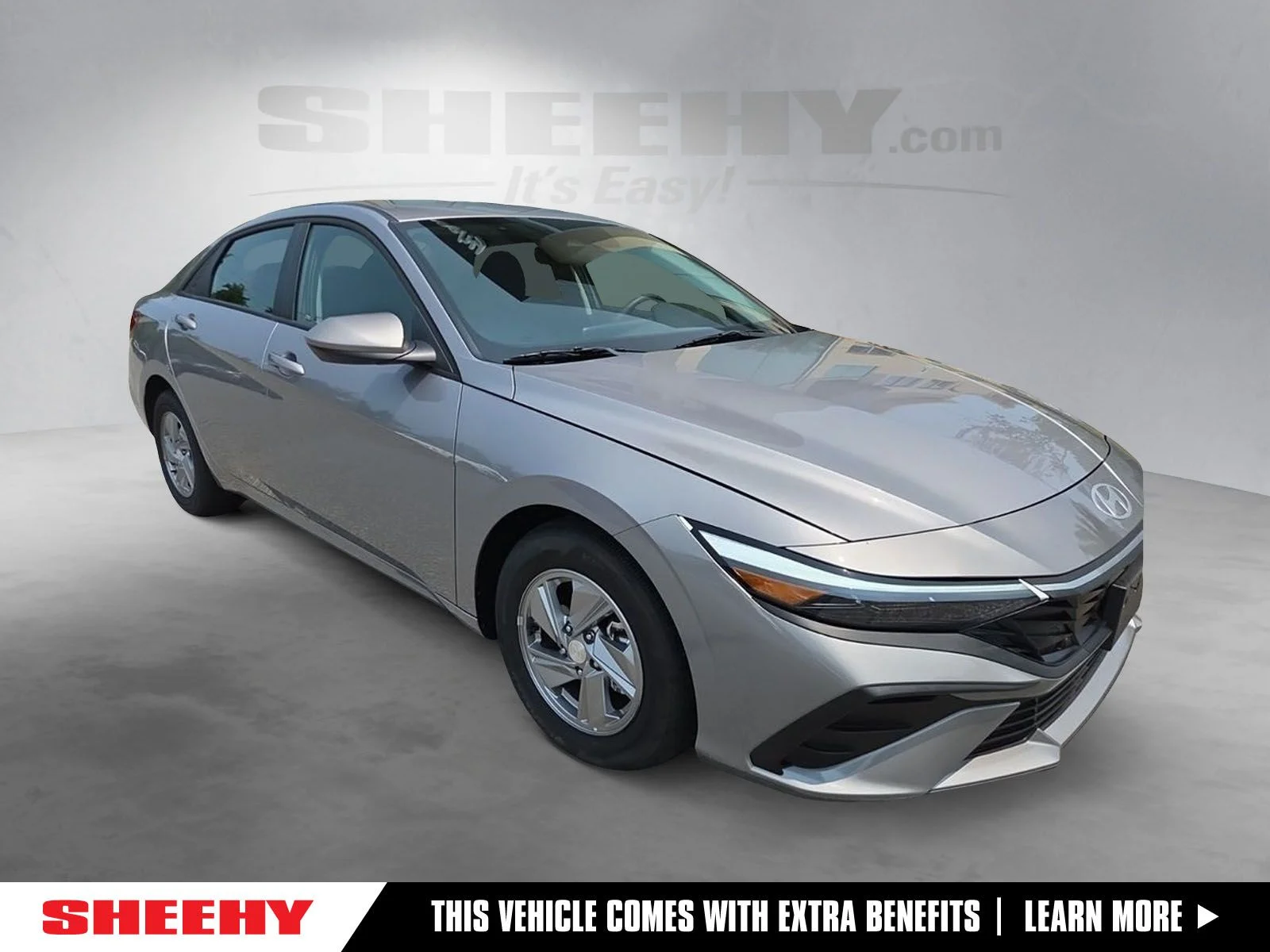 Used 2025  Hyundai SE image 1