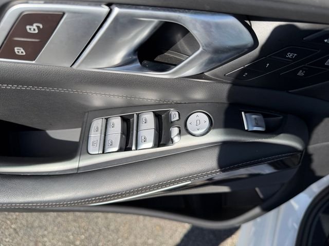 Used 2024 White BMW M60i image 32