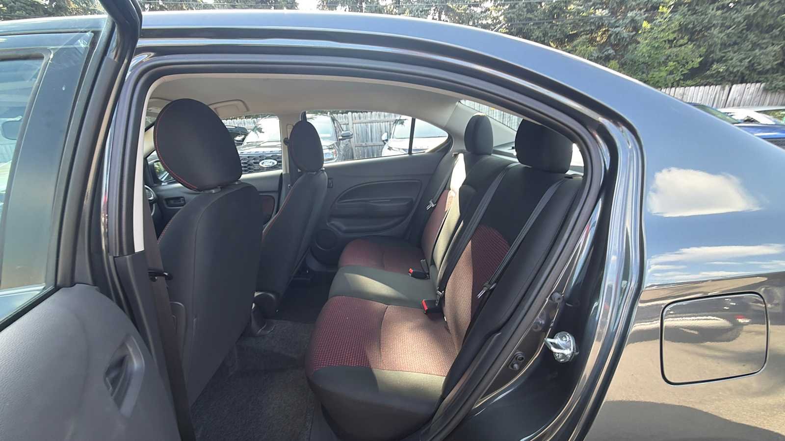 Used 2024 Graphite Gray Metallic w/Black Roof Mitsubishi Black Edition image 17