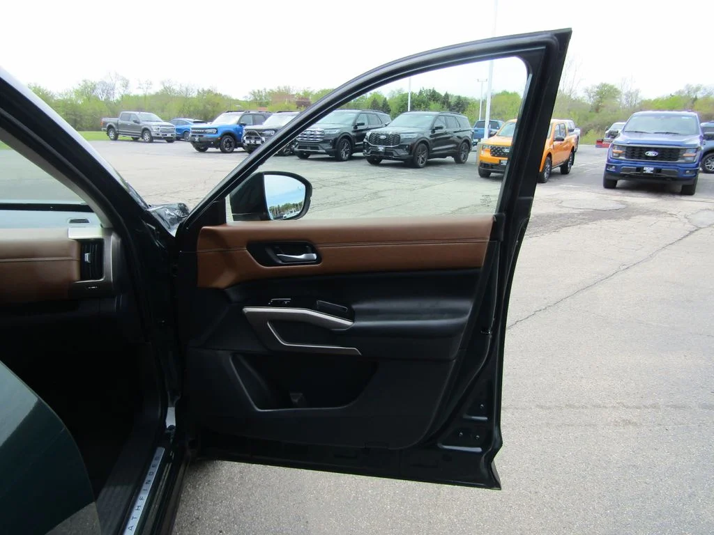 Used 2025 Obsidian Green Pearl Nissan Platinum image 39