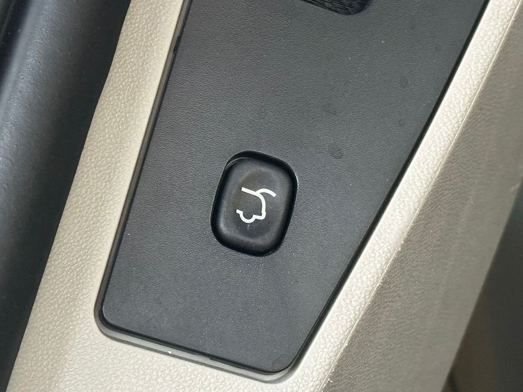 Used 2014 Silver Dodge Wheelchair Accessible- SXT image 13
