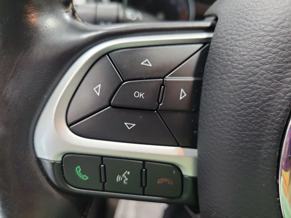 Used 2019 Red Jeep Latitude image 33