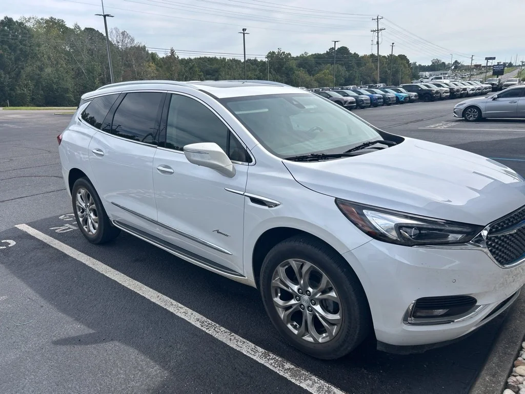 Used 2020 WHITE FROST TRICOAT Buick Avenir image 3