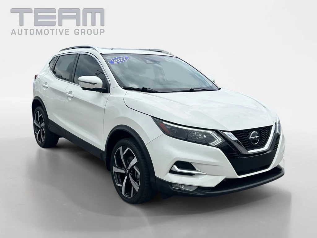 Used 2022 White Nissan SL image 1