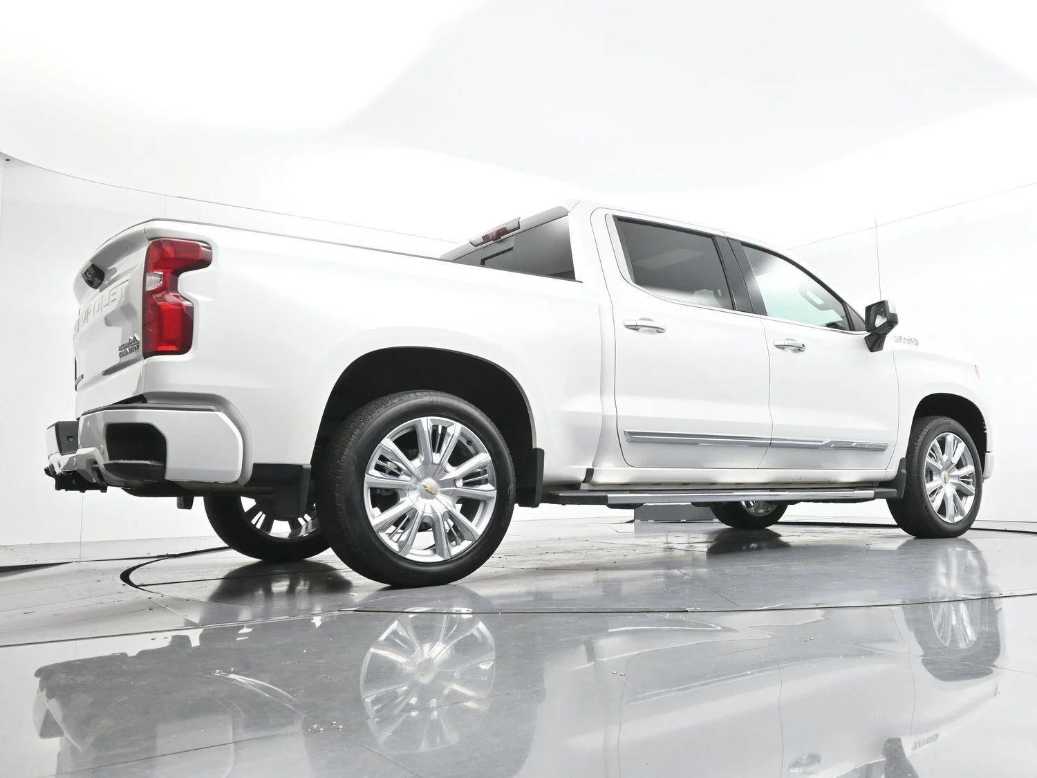 Used 2024 Iridescent Pearl Tricoat Chevrolet High Country image 52
