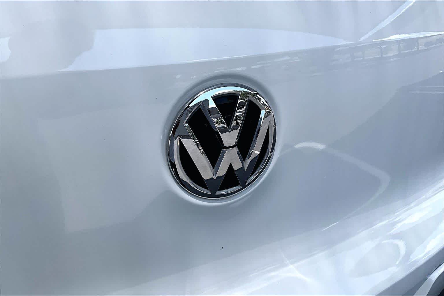 Used 2017  Volkswagen  image 31