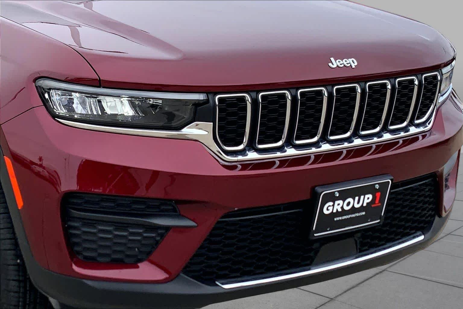 Used 2025 Velvet Red Pearlcoat Jeep Laredo image 30