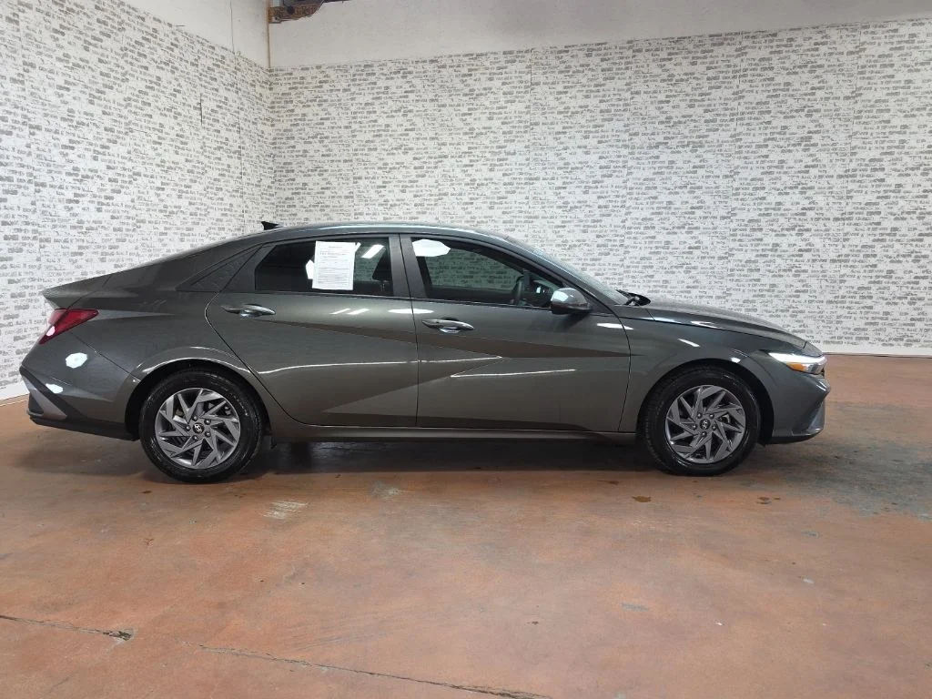 Used 2024 Amazon Gray Hyundai SEL image 6