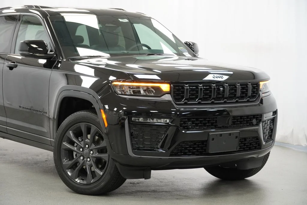 New 2026 Diamond Black Crystal Pearl-Coat Exterior Paint Jeep Limited Reserve image 6