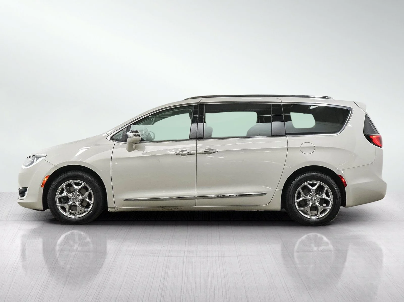 Used 2017 Chrysler Pacifica Limited with VIN 2C4RC1GG7HR771628 for sale in Minneapolis, Minnesota