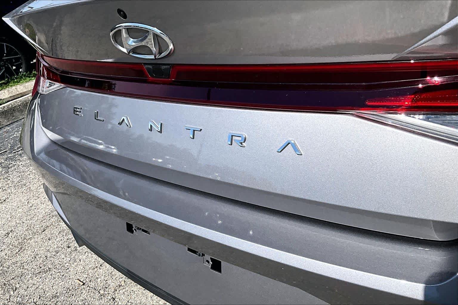 Used 2021 Fluid Metal Hyundai SEL image 10