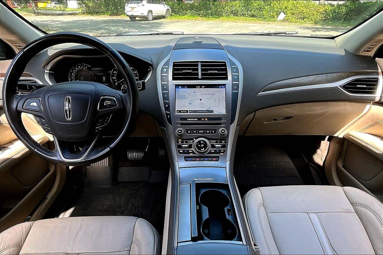 Used 2017 White Lincoln Reserve image 7
