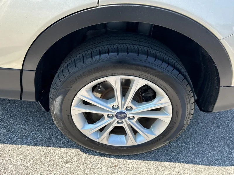 Used 2017 White Gold Metallic Ford SE 4WD image 25