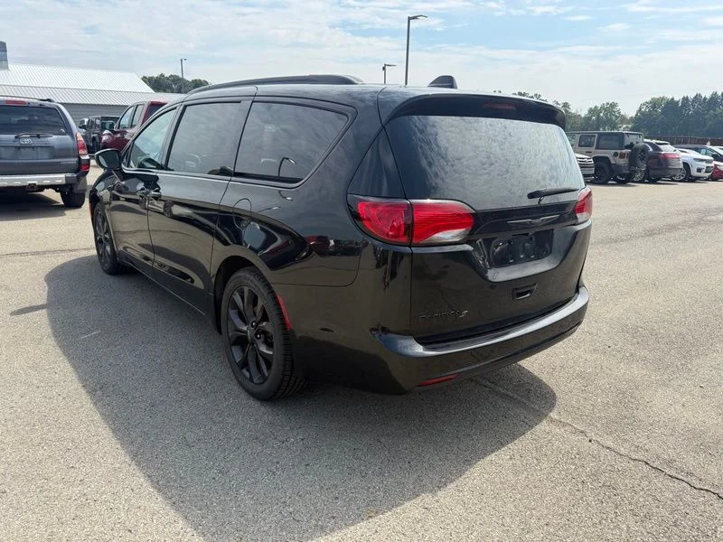 Used 2019 Black Chrysler Touring L image 15