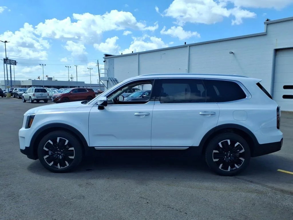 Used 2023 White Kia SX-Prestige image 7